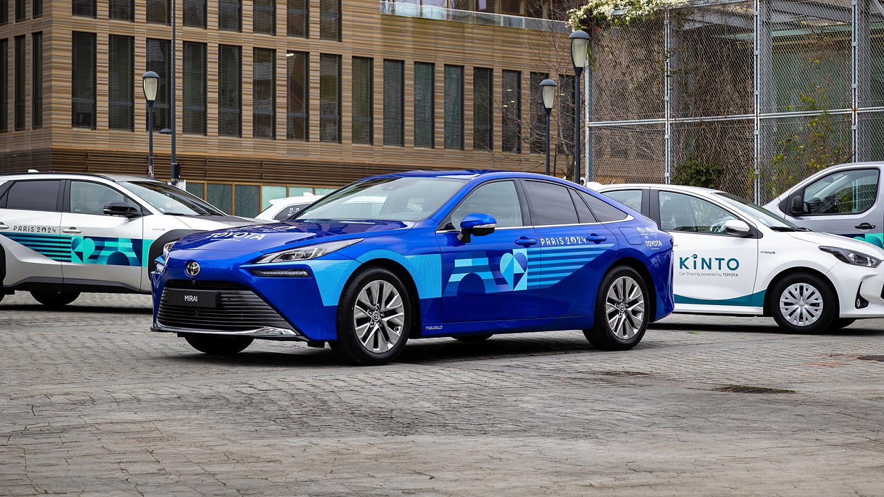 Toyota Mirai un virkne Toyota automobiļu izkārtoti rindā